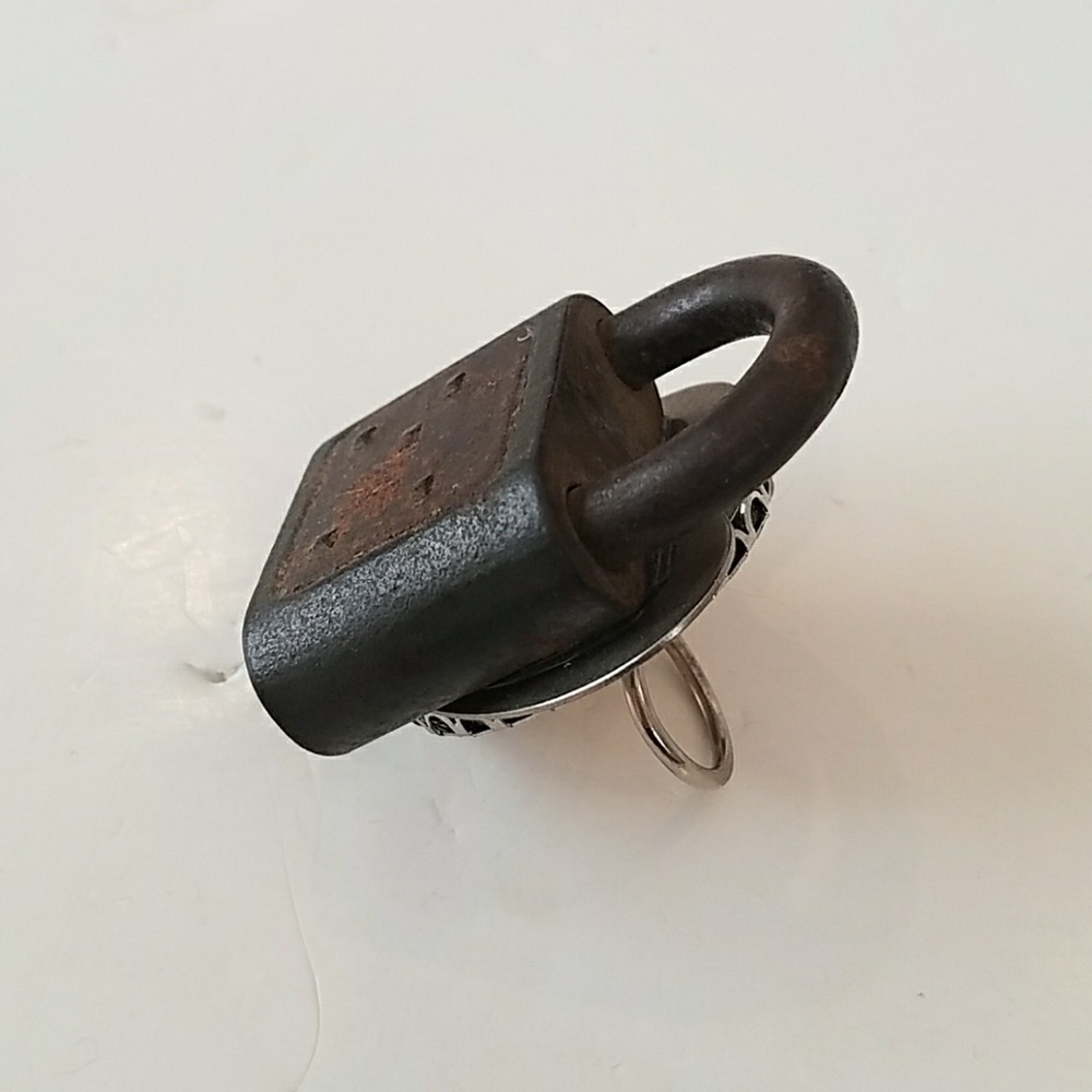GASOLINE GLAMOUR ANTIQUE LOCK RING RUSTY - Picture 3 of 4